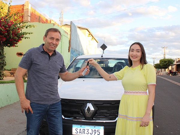 Prefeito Nenen Coelho entrega carro 0KM para Assistência Social de Novo Oriente-CE