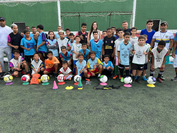 Prefeitura entrega material esportivo para escolinhas de futebol de Novo Oriente-Ce